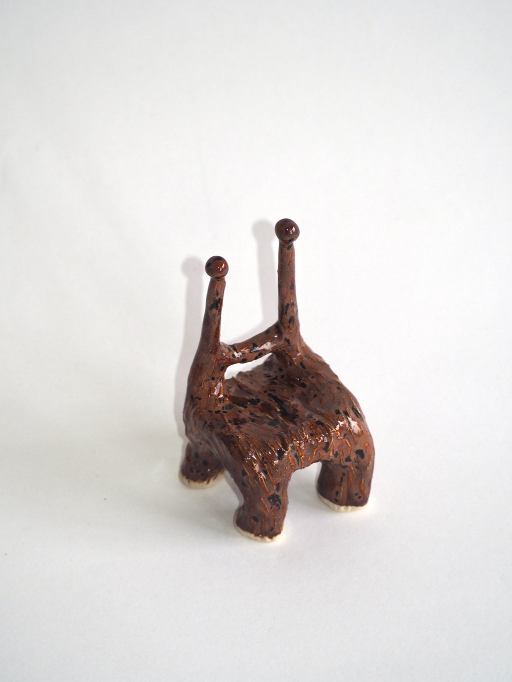 Mini chaise brune